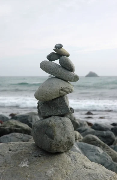平衡岩雕塑 图库照片