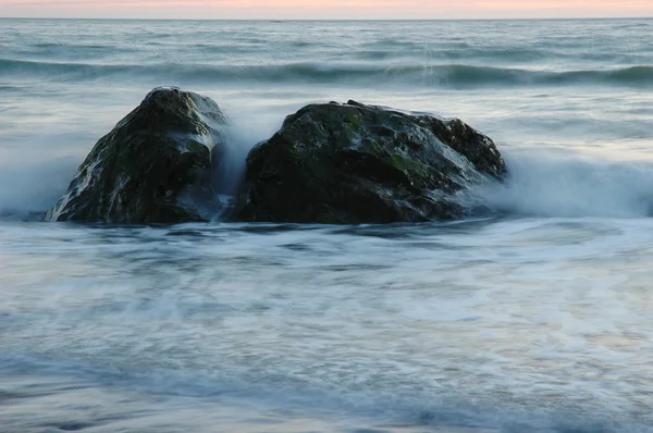 Zwei vom Ozean angespülte Felsen — Stockfoto
