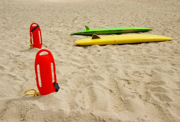 Életmentő barátait felszerelés a strandon — Stock Fotó