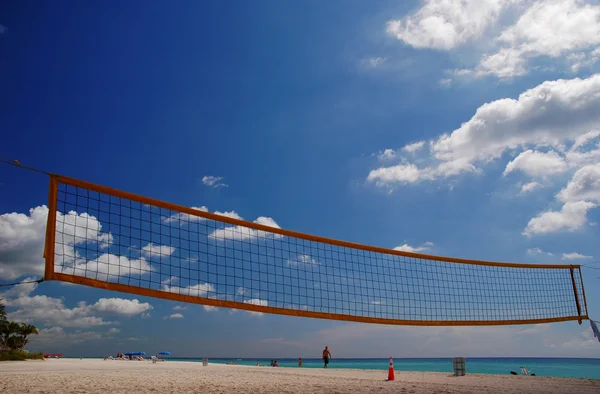 Volleyball net on Sunny Isles Beach — Stock Photo, Image