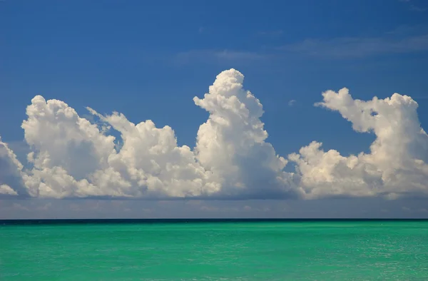Tekenreeks van wolken boven florida baai — Stockfoto