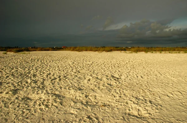 Písečná pláž při západu slunce — Stock fotografie