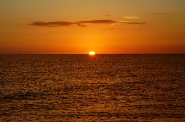 Sonne versteckt sich im Ozean — Stockfoto
