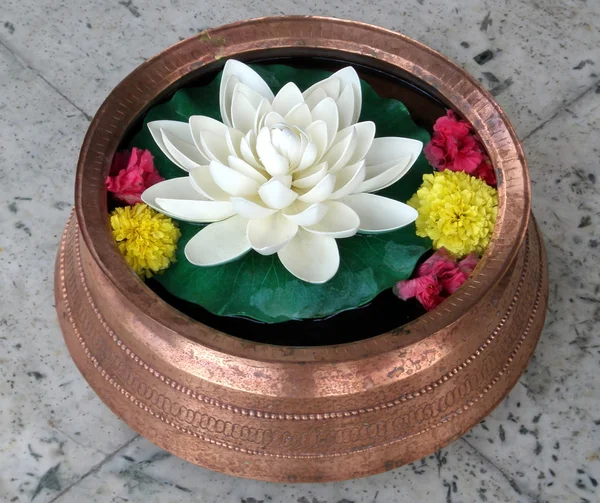 Lotus dans un vase en cuivre — Photo
