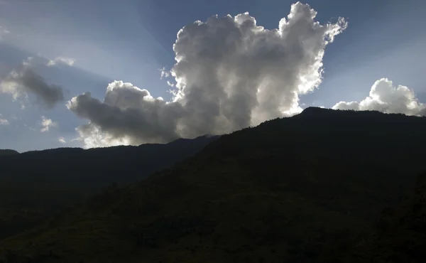 Bulut ve dağ — Stok fotoğraf