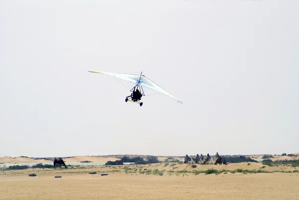 Motorized hang glider in Sahara — Stock Photo, Image