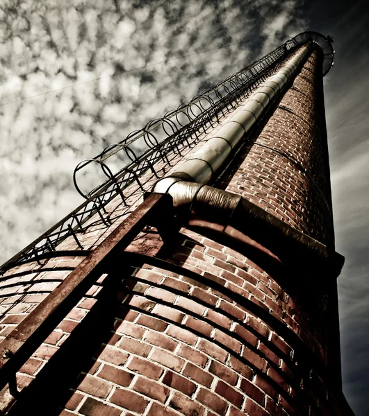 Ancienne cheminée d'usine — Photo