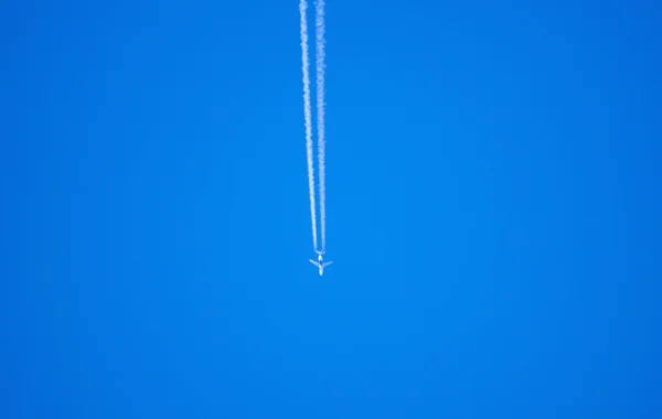 Plane in the blue sky — Stock Photo, Image