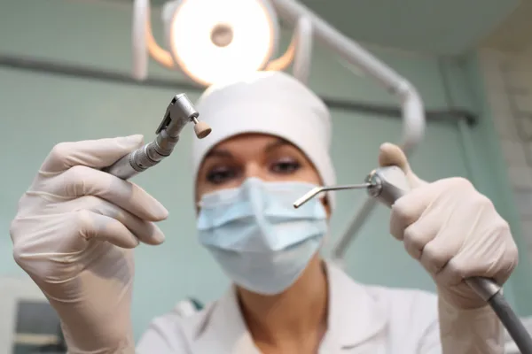 Стоматолог с инструментом — стоковое фото