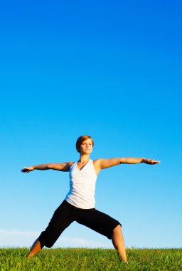 Yoga yapan genç kadın.