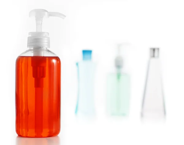 Mydła / balsam / szampon przeciwko biały — Zdjęcie stockowe