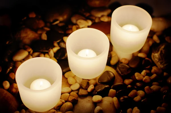 Kerzen und Steine — Stockfoto