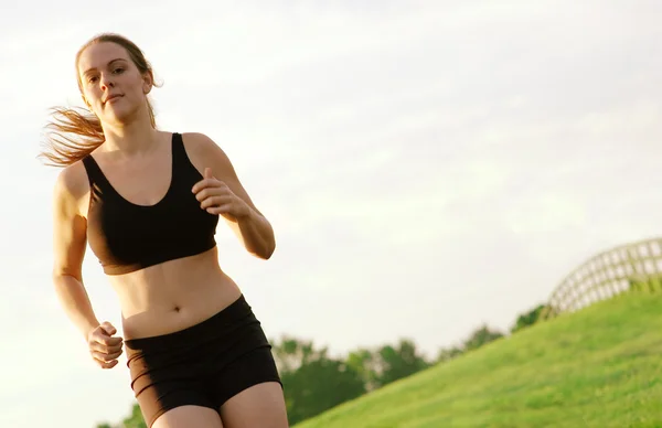 Vacker kvinna löpare — Stockfoto