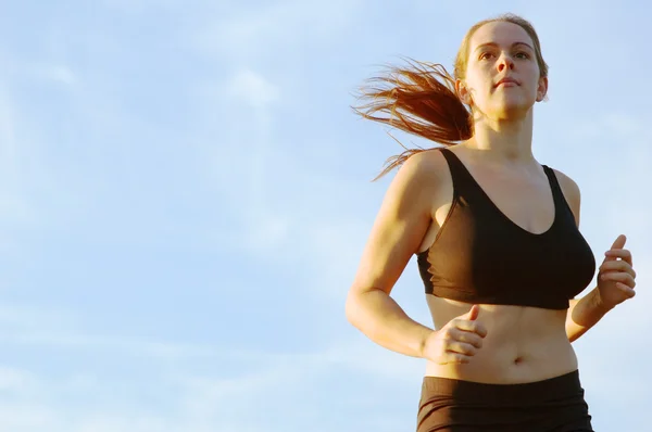 Vacker kvinna löpare — Stockfoto