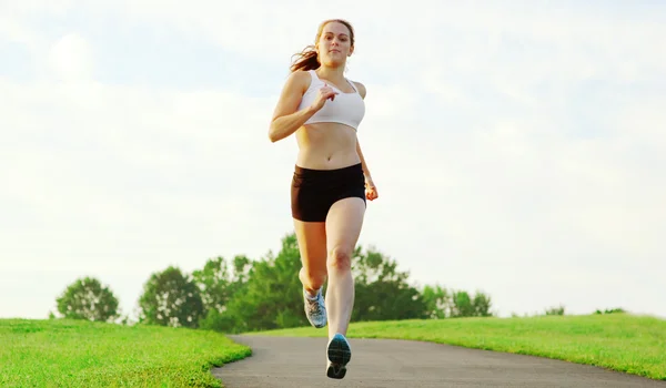 Krásná žena běžec — Stock fotografie