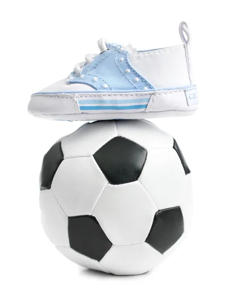 足球足球球与婴儿鞋 — 图库照片