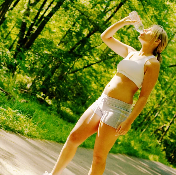 Mladá žena cvičit — Stock fotografie