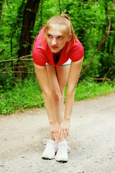 Frau in roter Jogginghose — Stockfoto