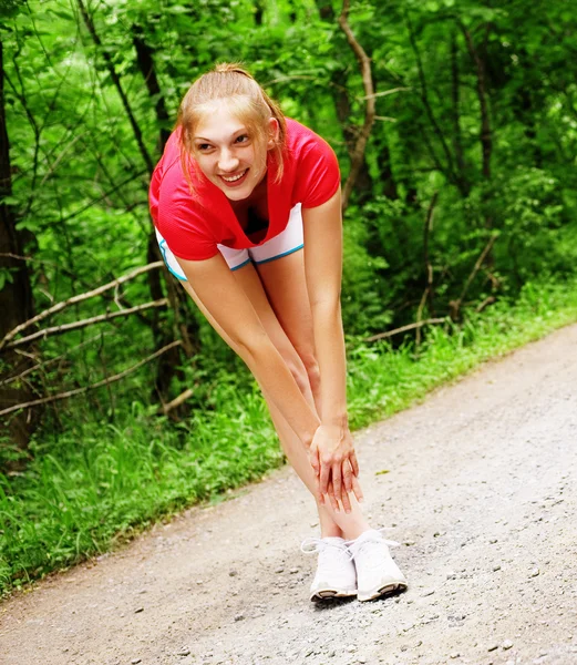 Frau in roter Jogginghose — Stockfoto