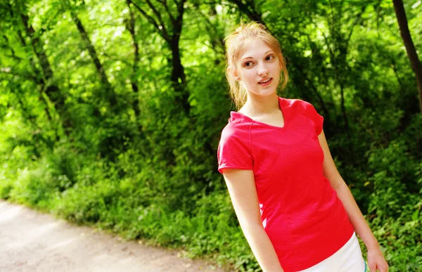 Vrouw in rode lopen — Stockfoto
