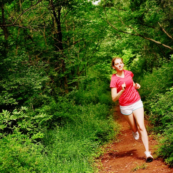 Γυναίκα στο κόκκινο τρέξιμο — Φωτογραφία Αρχείου
