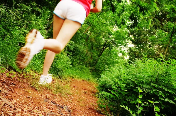 Mujer en rojo corriendo — Foto de Stock