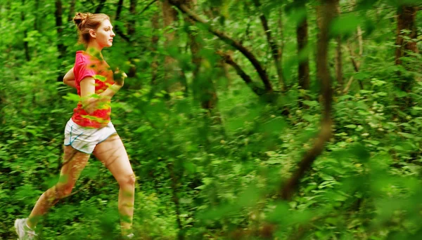 Žena v červené běží — Stock fotografie