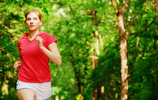 Mujer en rojo corriendo — Foto de Stock