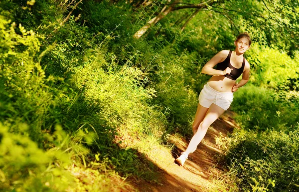 Kvinna trail runner — Stockfoto