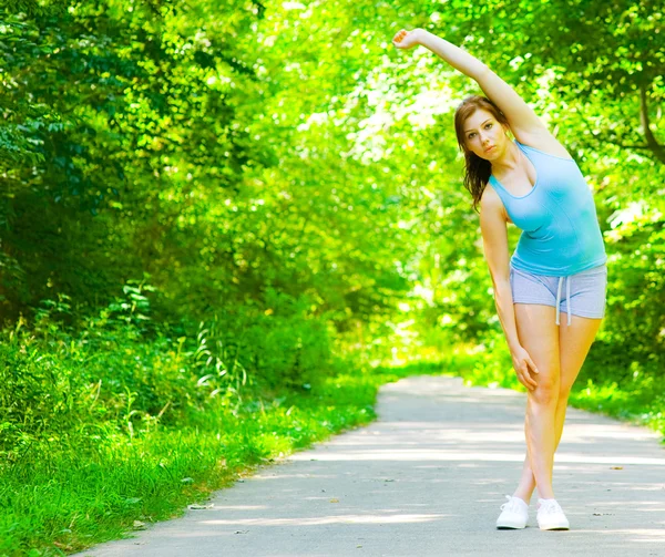 Genç kadın açık egzersiz — Stok fotoğraf