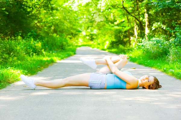 Genç kadın açık egzersiz — Stok fotoğraf