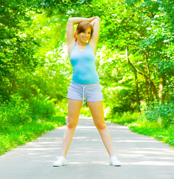 Mladá žena venkovní cvičení — Stock fotografie