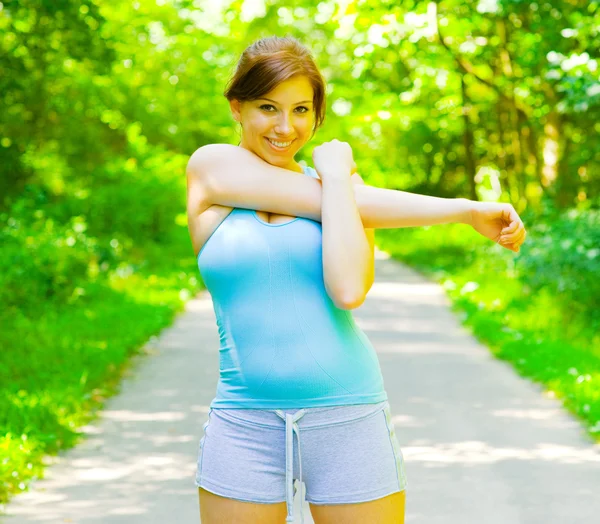 Jovem mulher treino ao ar livre — Fotografia de Stock