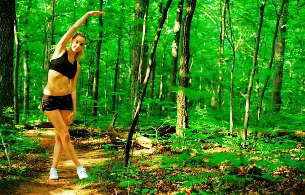 Mulher loira se exercitando — Fotografia de Stock