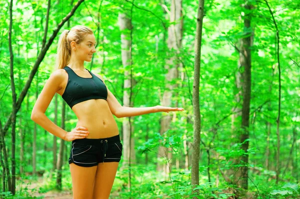 Mulher loira se exercitando — Fotografia de Stock