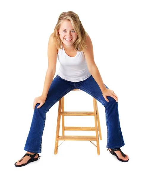 Příležitostné žena sedící na malý žebřík — Stock fotografie