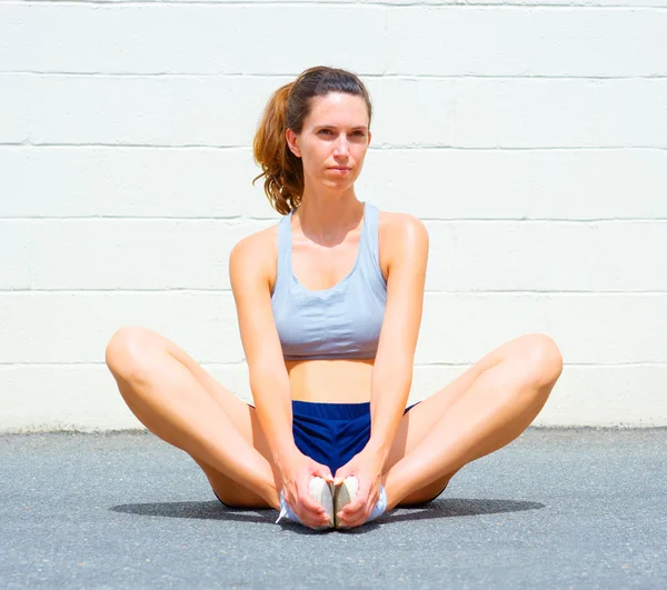 Urbano maturo donna esercizio fisico — Foto Stock