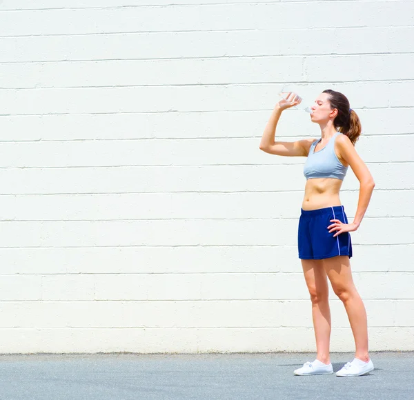 Urbano maturo donna esercizio fisico — Foto Stock
