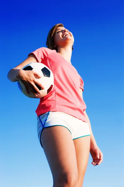 Młoda kobieta, grać w piłkę nożną — Zdjęcie stockowe