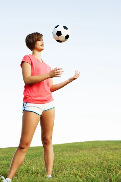 Ung kvinna spelar fotboll — Stockfoto