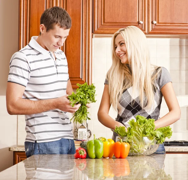 Молодая пара делает салат — стоковое фото