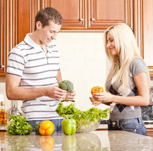 Giovane coppia rendendo insalata — Foto Stock
