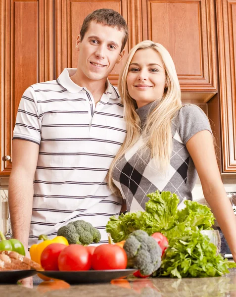 Молодая пара позирует на кухне — стоковое фото
