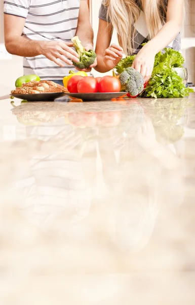 Young Couple with Vegetables — Stock Photo, Image