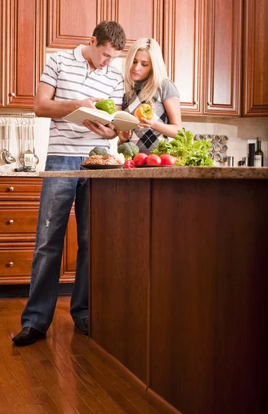 Casal jovem cozinhar — Fotografia de Stock
