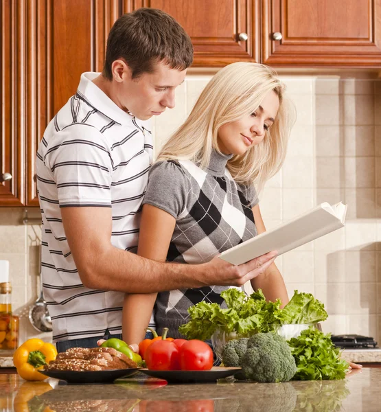 Fiatal pár, főzés — Stock Fotó