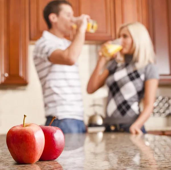 Junges Paar trinkt ein Glas Orangensaft — Stockfoto