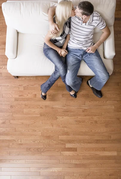 Young Couple Sitting on Love Seat Kissing — Stock Photo, Image