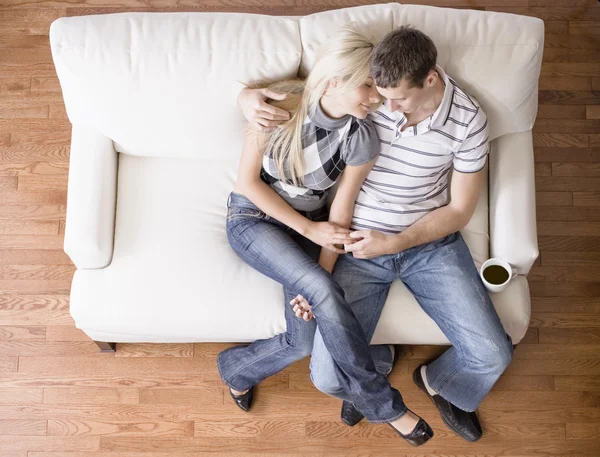 Молода пара, сидячи на сидінні любові — стокове фото