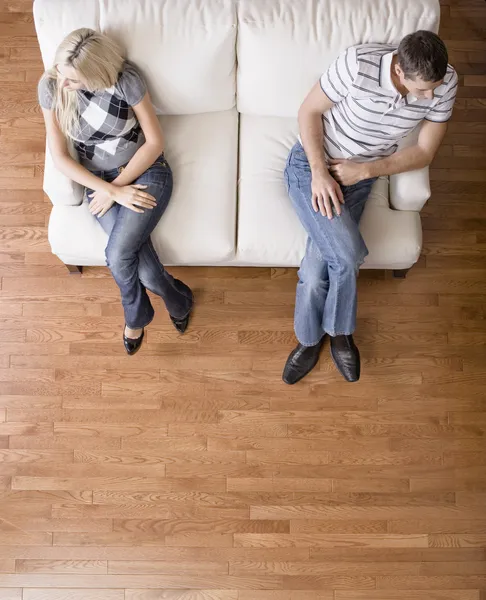 Junges Paar sitzt auf Liebessitz — Stockfoto